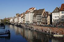 Молодежь собирается на берегу реки Иль в Страсбурге, восточная Франция, 31 марта 2021 года.