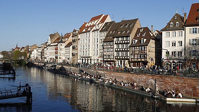 Menschen am Fluss Ill in Straßburg (Archivbild)