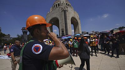 Mentősök földrengés-mentési gyakorlatot tartottak Mexikóvárosban