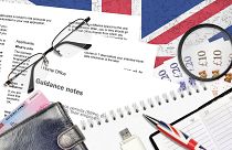 عکس تزئینی از فرم‌ها و مدارک دریافت ویزا و کارت اقامت در بریتانیا