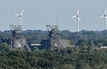 برج‌های معدن زغال سنگ سابق «آگوست ویکتوریا» در مقابل توربین‌های بادی در شهر مارل آلمان