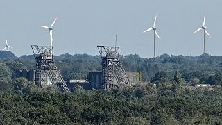 برج‌های معدن زغال سنگ سابق «آگوست ویکتوریا» در مقابل توربین‌های بادی در شهر مارل آلمان