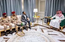 وزير الدفاع السعودي الأمير خالد بن سلمان خلال اجتماع مع وفد من الحوثيين اليمنيين في الرياض، السعودية.