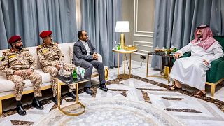 وزير الدفاع السعودي الأمير خالد بن سلمان خلال اجتماع مع وفد من الحوثيين اليمنيين في الرياض، السعودية.