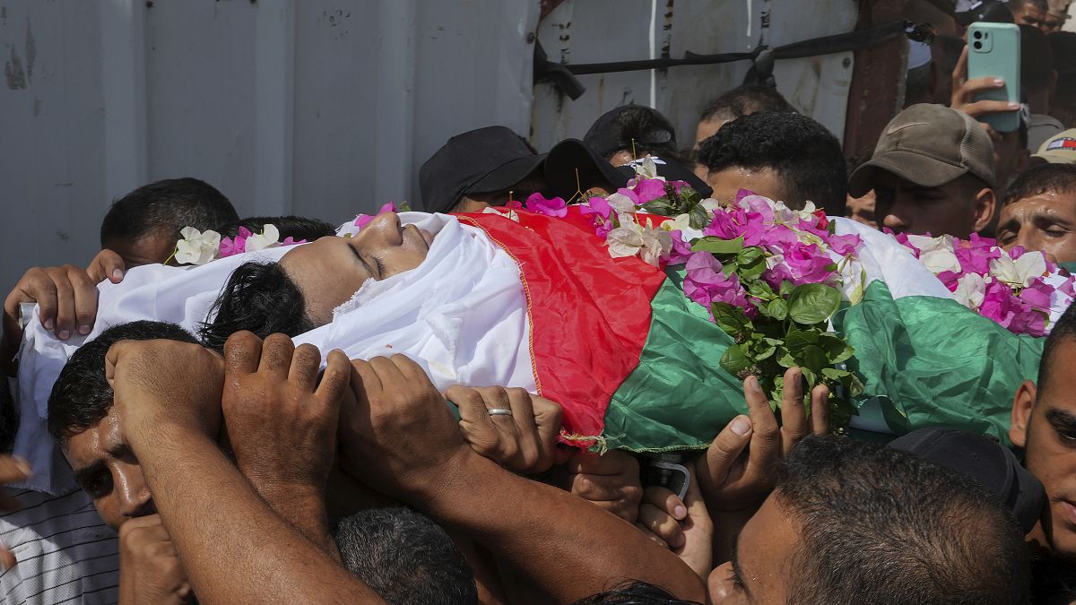 تشييع جثمان الشاب يوسف رضوان الذي قتل على يد الجيش الإسرائيلي في قطاع غزة