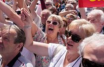 Nők egy varsói felvonuláson, melyet Donald Tusk szervezett