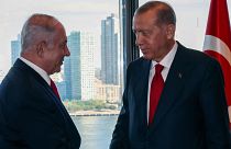 الرئيس التركي رجب طيب أردوغان مع رئيس الوزراء الإسرائيلي بنيامين نتنياهو