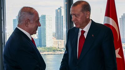 الرئيس التركي رجب طيب أردوغان مع رئيس الوزراء الإسرائيلي بنيامين نتنياهو 