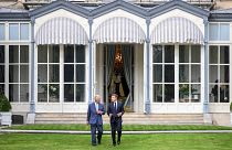 Le roi de Grande-Bretagne Charles III et le président français Emmanuel Macron dans le jardin de la résidence de l'ambassadeur britannique à Paris. 20 septembre 2023.