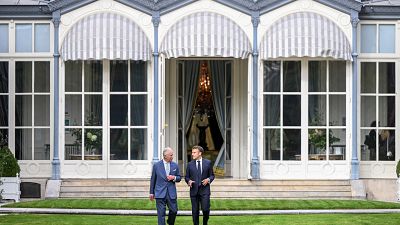 III. Károly (balra) és Emmanuel Macron személyes megbeszélést is tart Párizsban.
