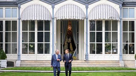 Presidente francês escreveu nas redes sociais "Bem-vindo, majestade".