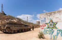 سربازان اسرائیلی در کنار تانکی در مرز اسرائیل و لبنان-اوت ۲۰۲۳- عکس از آسوشیتدپرس