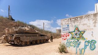 سربازان اسرائیلی در کنار تانکی در مرز اسرائیل و لبنان-اوت ۲۰۲۳- عکس از آسوشیتدپرس