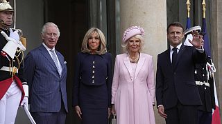   إيمانويل ماكرون، على اليمين، وزوجته بريجيت ماكرون، الثانية على اليسار، مع ملك بريطانيا تشارلز الثالث والملكة كاميلا، الأربعاء 20 سبتمبر 2023، قصر الإليزيه، باريس