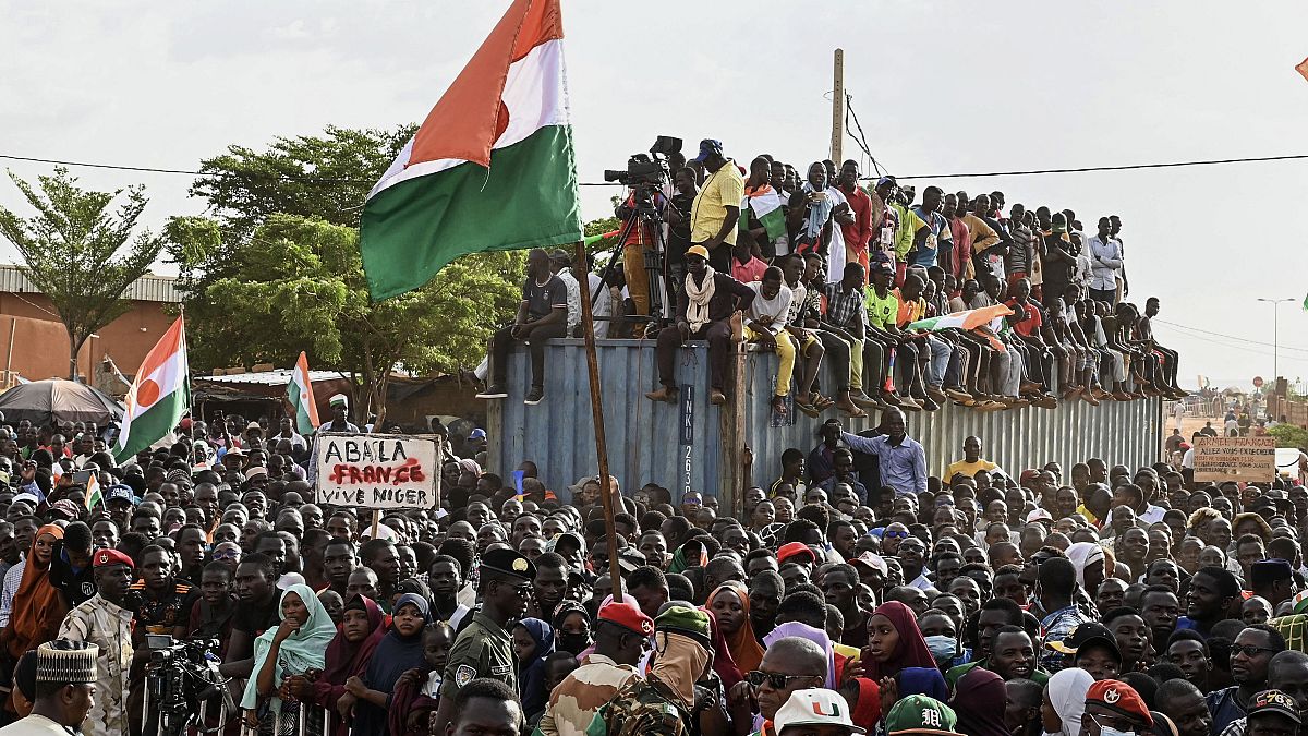  أنصار المجلس الوطني لحماية النيجر (CNSP) في مظاهرة تطالب برحيل الجيش الفرنسي من النيجر.
