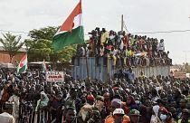  أنصار المجلس الوطني لحماية النيجر (CNSP) في مظاهرة تطالب برحيل الجيش الفرنسي من النيجر.