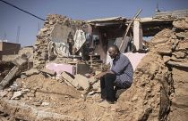 رجل فقد زوجته وابنته في الزلزال، يجلس في ما كان منزله في بلدة أمزميز، خارج مراكش، المغرب،14 سبتمبر 2023.