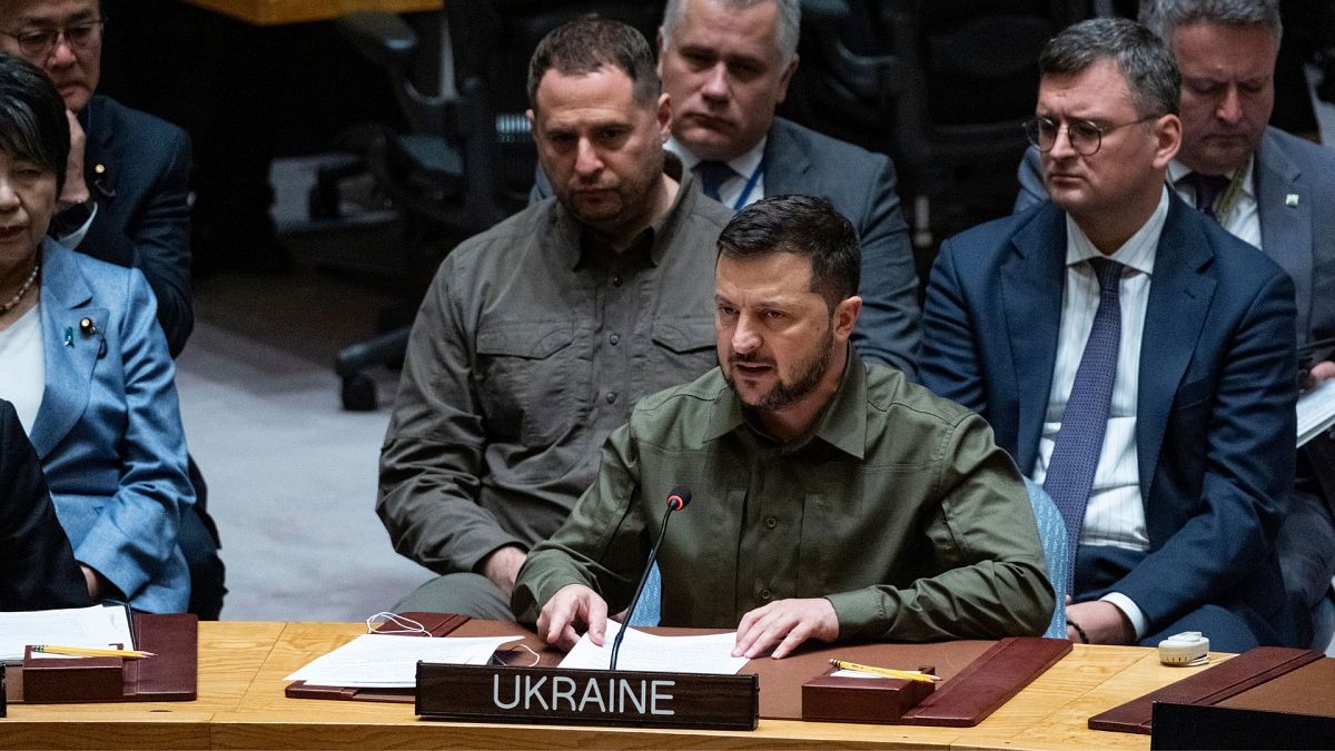 ولودیمیر زلنسکی، رئیس جمهور اوکراین در جلسه شورای امنیت در طول هفتاد و هشتمین نشست مجمع عمومی سازمان ملل متحد در مقر این سازمان
