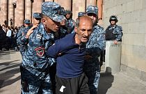 Un uomo arrestato a Erevan, in Armenia, durante le proteste anti-governative