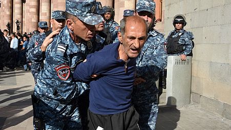 Un uomo arrestato a Erevan, in Armenia, durante le proteste anti-governative