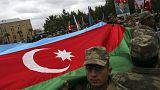Des soldats azerbaïdjanais brandissent leur drapeau à Latchine au Haut-Karabakh, 1 décembre 2020
