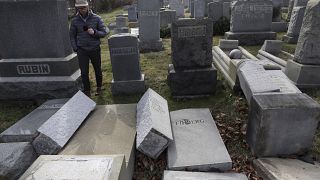  حاخام من مركز هيليل بجامعة بنسلفانيا يقوم يتفقد القبور المتضررة في مقبرة جبل الكرمل 27 فبراير 2017 في فيلادلفيا.