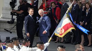 Le président français Emmanuel Macron et le roi Charles III discutent sous l'Arc de Triomphe, mercredi 20 septembre 2023 à Paris.