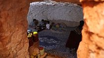 حفر أحمد خليل ملجأ في الصخر تحت منزله الواقع عند خط تماس في شمال غرب سوريا