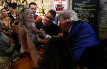 الرئيس السابق دونالد ترامب يوقع توقيعه لآشلي رشيد في Treehouse Pub & Eatery