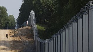 Lengyel határőr a megerősített belorusz határnál, Kuznicénél