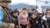 توافد الآلاف من سكان ناجورنو كاراباخ إلى معسكر تديره قوات حفظ السلام الروسية لتجنب القتال