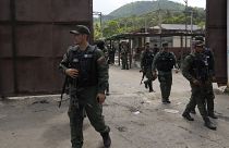 جنود يسيرون أثناء مداهمة مركز سجن توكورون - فنزويلا. 2023/09/20