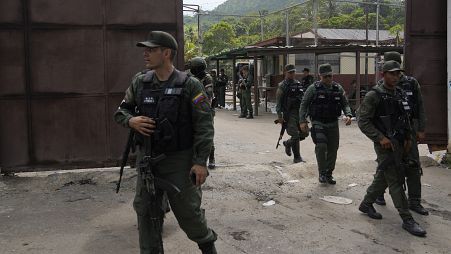Soldados salen durante un allanamiento del Centro Penitenciario de Tocorón, en Tocorón, Venezuela, el miércoles 20 de septiembre de 2023.