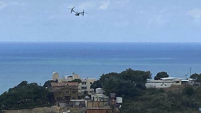 طائرة من مشاة البحرية الأمريكية تقلع من السفارة الأمريكية في عوكر شمال شرق بيروت