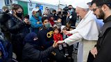 Папа римский Франциск встретился с беженцами на острове Лесбос, декабрь 2021 года.