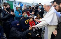 Papst Franziskus setzt sich seit langem für eine bessere Aufnahme von Migranten ein und begrüßte im Dezember 2021 Flüchtlinge auf der Insel Lesbos.