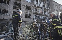 Ουκρανική ομάδα διάσωσης σε βομβαρδισμένο κτίριο στην περιφέρεια του Ντόνετσκ