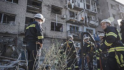 Ουκρανική ομάδα διάσωσης σε βομβαρδισμένο κτίριο στην περιφέρεια του Ντόνετσκ
