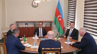 Funcionarios de la comunidad armenia de Nagorno Karabaj, el Gobierno de Azerbaiyán y un representante ruso de mantenimiento de la paz en Yevlax, el 21 de septiembre de 2023