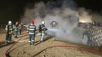 رجال الإطفاء يعملون في موقع انفجار على طريق سريع في منطقة كاليمانستي