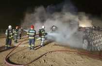 رجال الإطفاء يعملون في موقع انفجار على طريق سريع في منطقة كاليمانستي