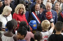 كاميلا وبريجيت ماكرون وملك بريطانيا تشارلز الثالث يتحدثون مع أطفال يمارسون الملاكمة خلال زيارة إلى صالة للألعاب الرياضية، سان دوني شمال باريس 21 أيلول 2023