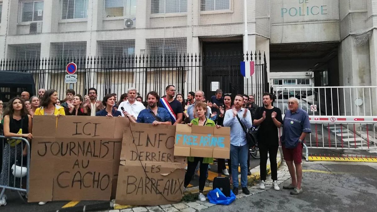 Lavrilleux'nün Marsilya'da gözaltına alındığı polis merkezi önünde protesto gösterisi düzenlendi