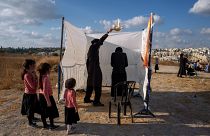 Orthodoxe Juden begehen vor Jom Kippur das Opfer-Ritual Kapparot
