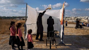 Orthodoxe Juden begehen vor Jom Kippur das Opfer-Ritual Kapparot