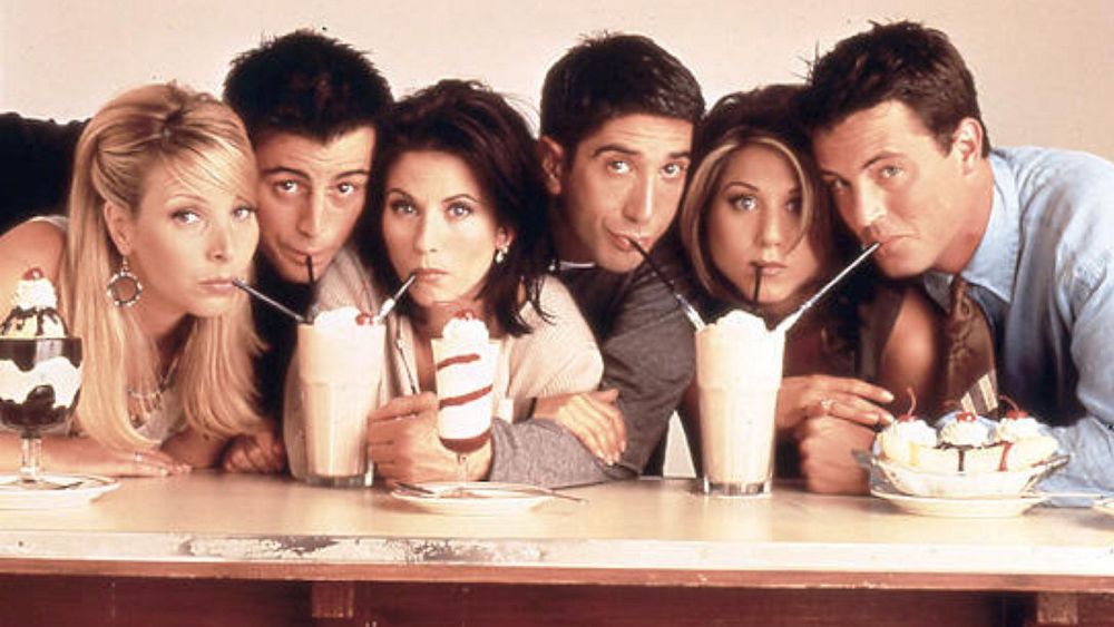 Приятели пият млечни шейкове заедно. - Авторски права Warner Bros. Television От Амбър