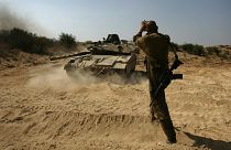 جندي أمام دبابة تابعة للجيش الإسرائيلي - أرشيف