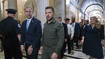Le président ukrainien dans les couloirs du Capitole