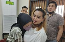 قريبة تعانق لينا لطفياواتي بعد محاكمتها في باليمبانغ جنوب سومطرة - إندونيسيا. 2023/09/19