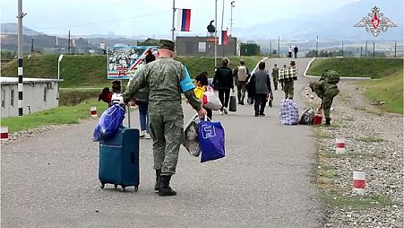 نیروهای حافظ صلح روسی در حال تخلیه غیرنظامیان از قره‌باغ
